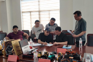 Perusahaan ACE dari India mengunjungi Shandong Lutong untuk memeriksa poros penggerak AC.