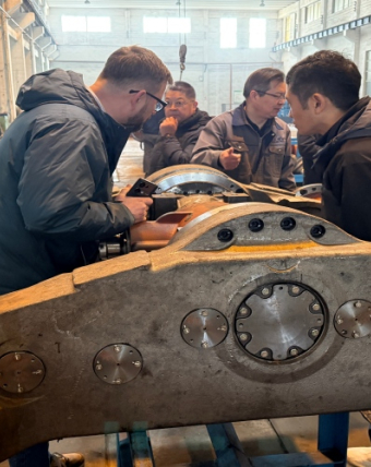 Delegasi dari Grup Traktorodetal Rusia Mengunjungi Shandong Lutong Heavy Industry Machinery Co., Ltd.