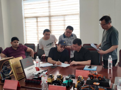 Индийская компания ACE посетила компанию Shandong Lutong для инспекции приводного моста переменного тока.