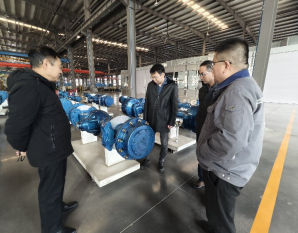 Приветствуйте клиентов качеством и взаимовыгодными технологиями! Делегация SANY высоко оценила мощь ведущего моста Shandong Lutong.