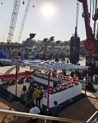 Компания Shandong Lutong представила свою продукцию на Индийской выставке строительной техники, и высококачественный ведущий мост вызвал большой интерес.