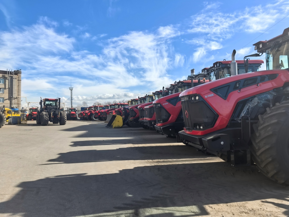 كيف يُعيد الابتكار التكنولوجي لمحاور الدفع صياغة معايير أداء الجرارات المفصلية الحديثة